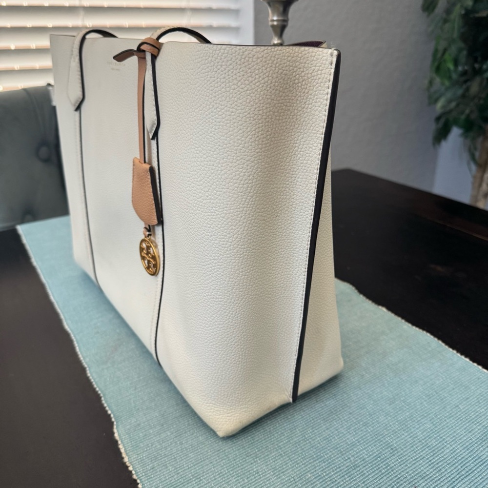 Tory Burch Perry Triple-Compartment Tote Bag in New Ivory leather. - Picture 4 of 10